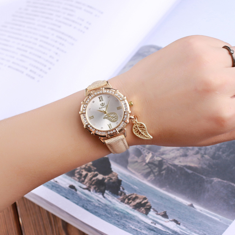 2024 Ciondolo a foglia, cintura con intarsio di diamanti, orologio casual, orologio da donna britannico alla moda con acqua romana_voghion.com