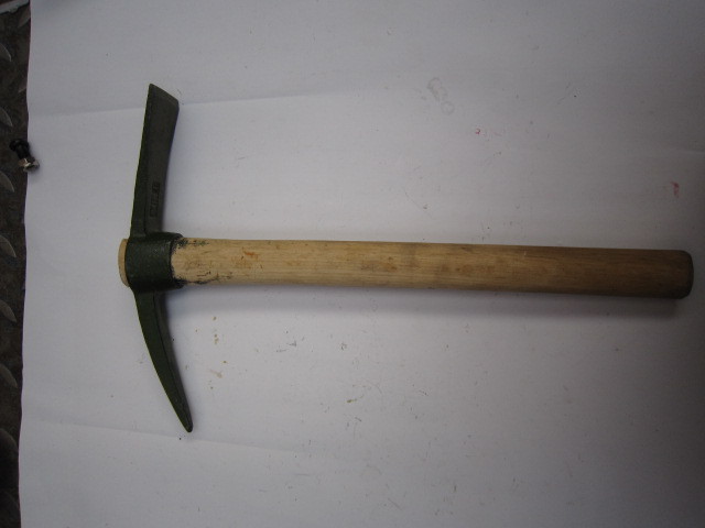 铸铁军镐园林农用工具实心木把耐用小羊镐户外轻便军镐批发