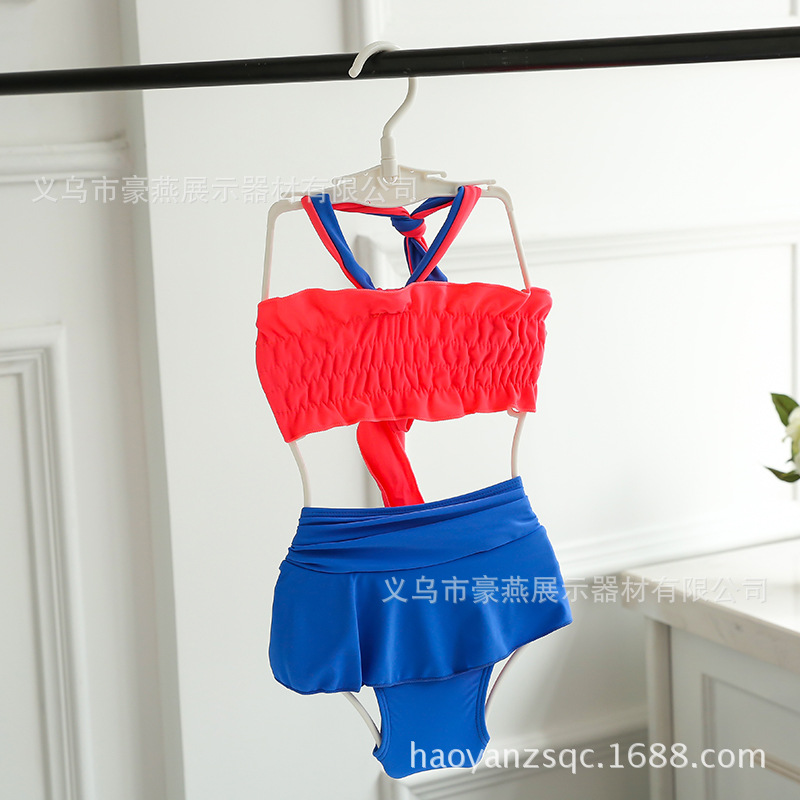 Plastic children's swimsuit hanger (1)