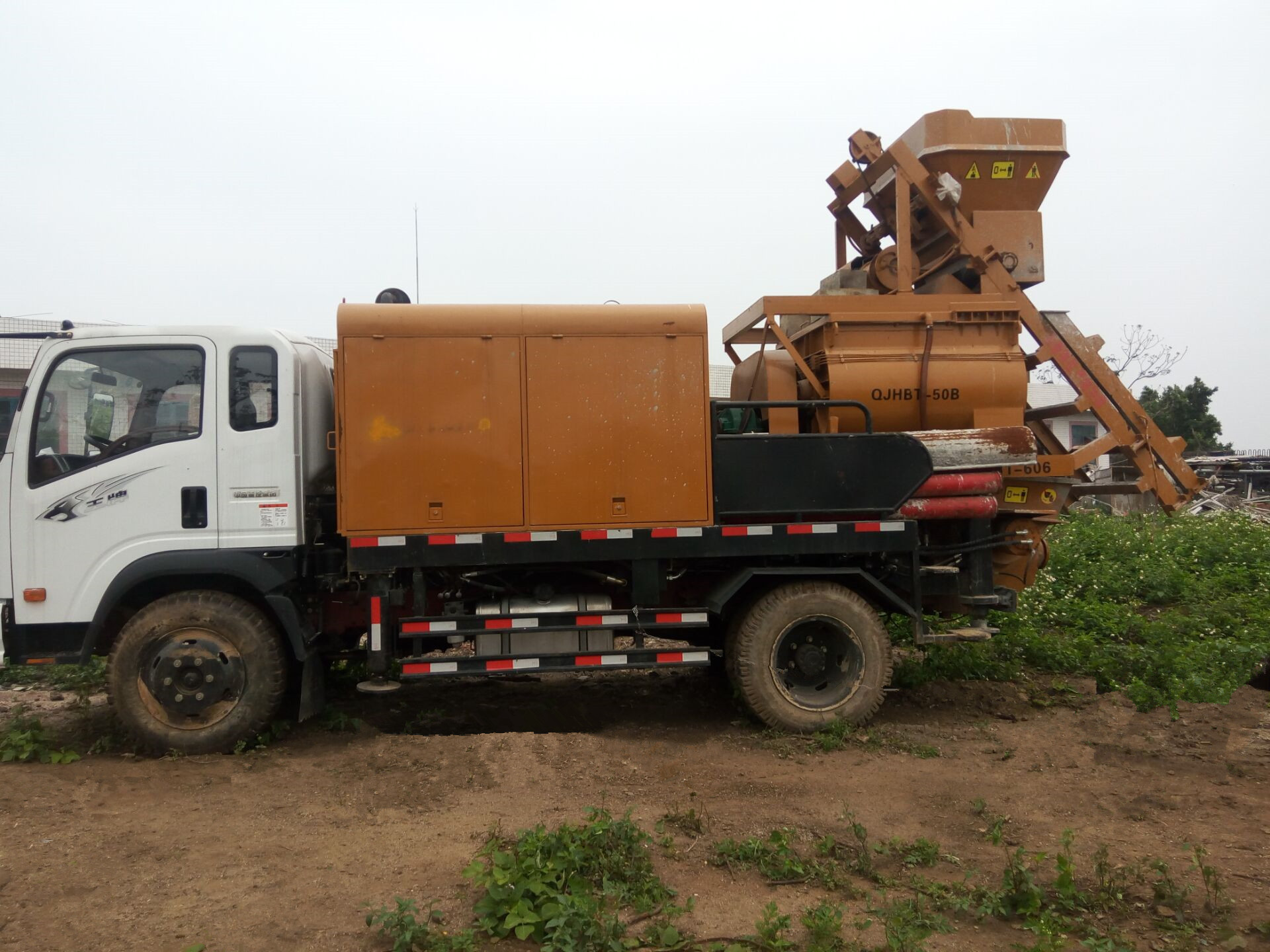车载搅拌输送一体机打地梁和承台 车载式搅拌泵送一体机 车载泵