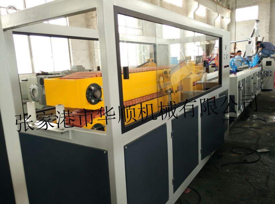 张家港华顺生产PVC踢脚线生产设备（质保价优）
