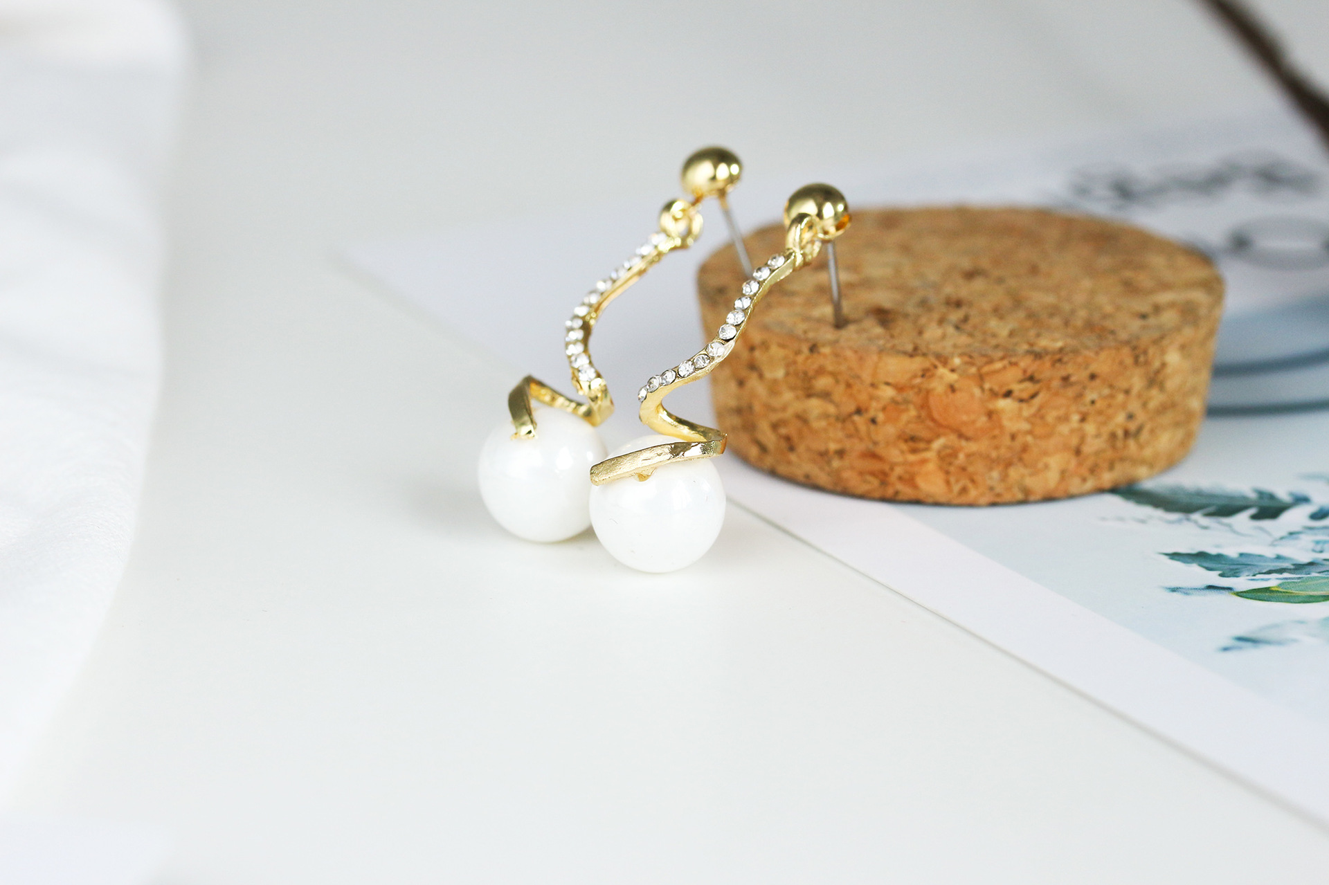 Simple Twisted Rhinestone Pearl Earrings Ladies Geometric Small Earrings display picture 8