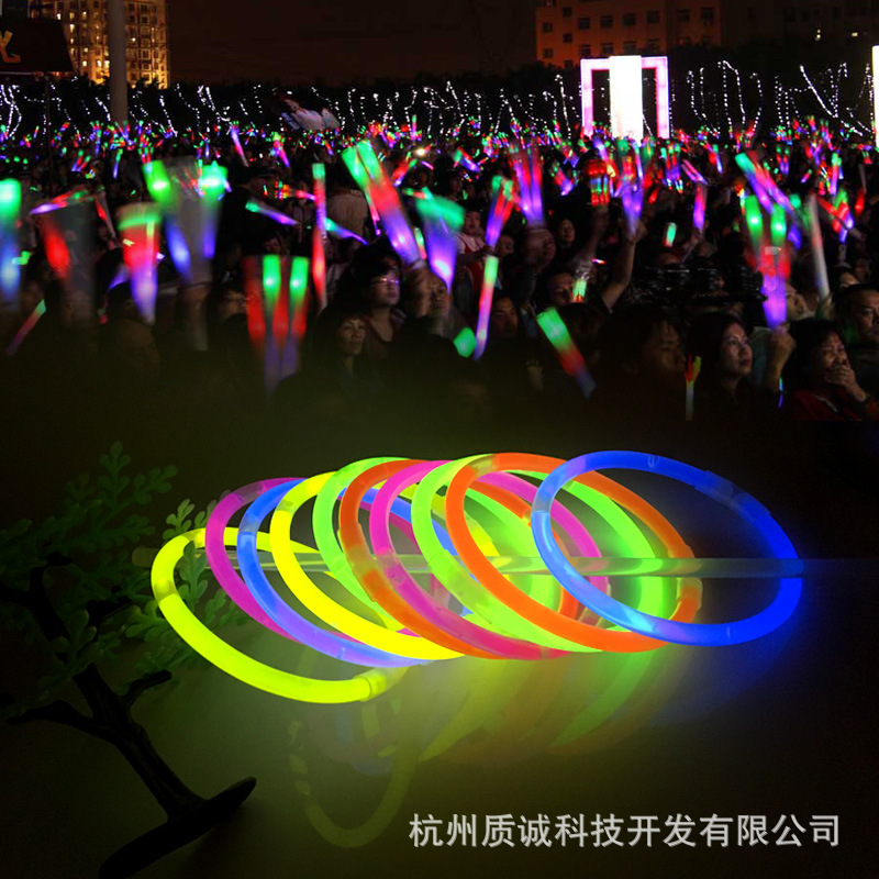 厂家批发新款荧光棒送接头演唱会派对酒吧夜店使用发光棒荧光手镯