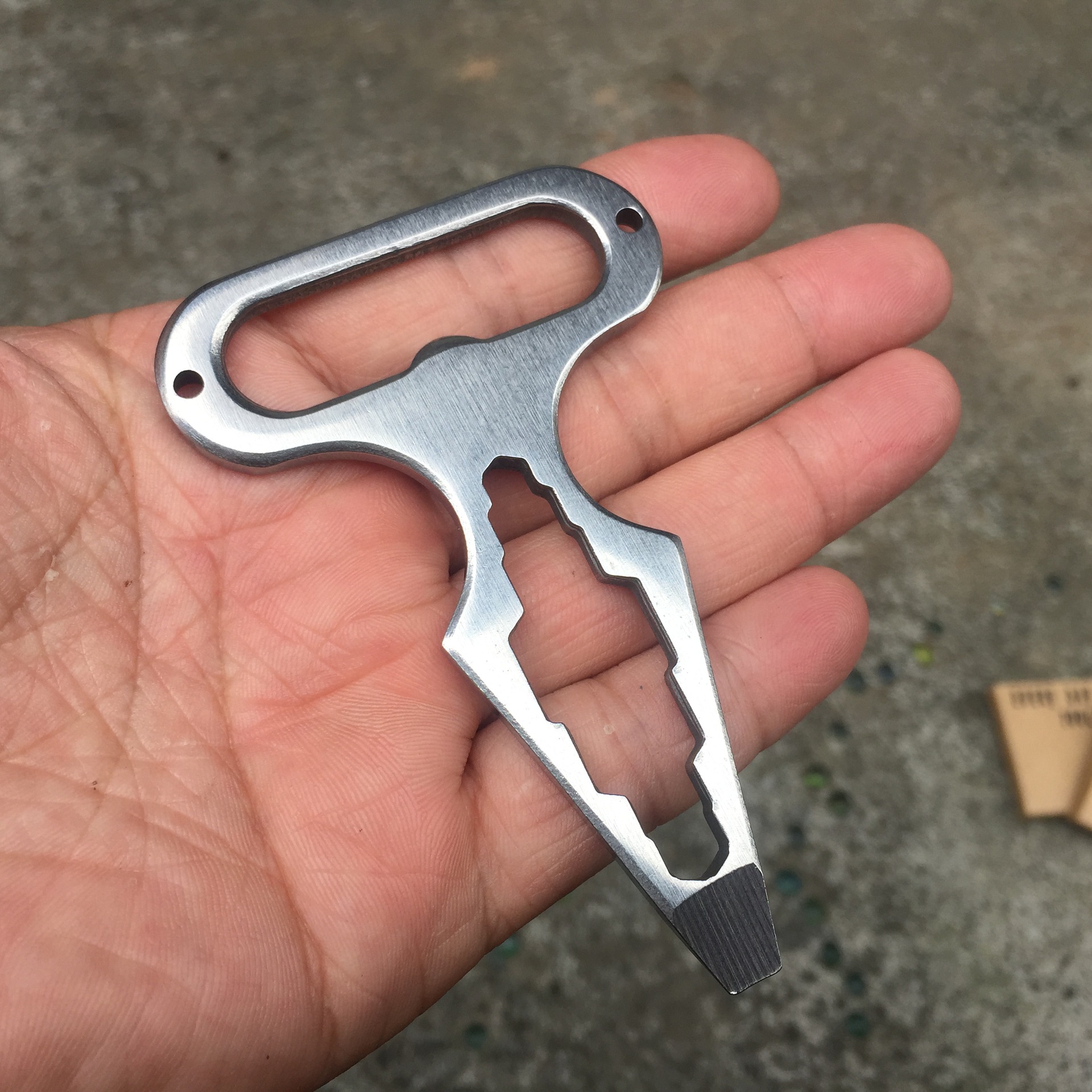 Suministros para acampar EDC autodefensa afilada herramienta multifunción llave lote botella abridor dedo hebilla