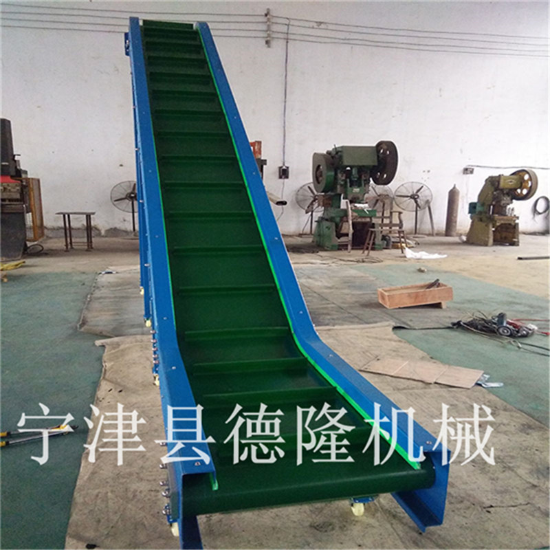 宁津德隆直销大倾角绿色皮带提升输送机裙边挡板带式爬坡机斗提机