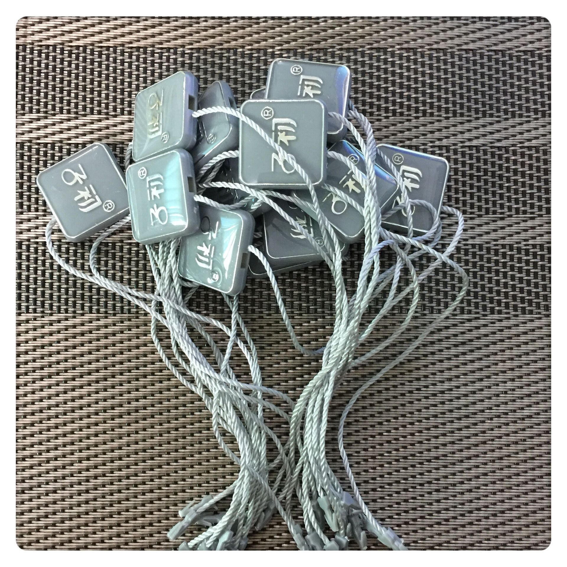 广州市吊粒厂专业生产订 做服装双插滴胶吊绳 皮具滴胶吊粒滴胶挂