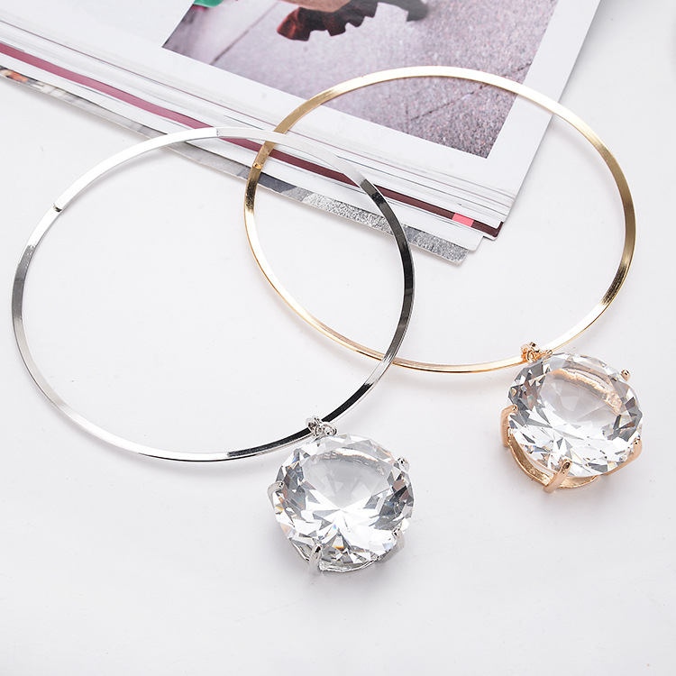 Elegant Crystal Pendant Necklace - Gold