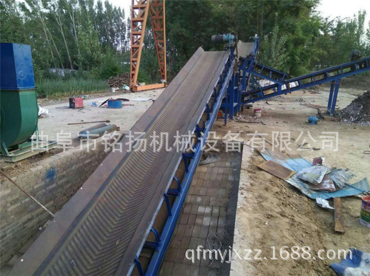 带人字花纹防滑输送机长轻型固定式矿用运输裙边格挡带式皮带输送机