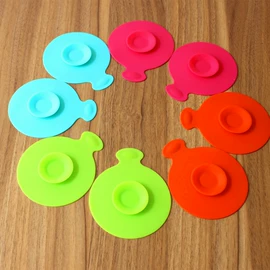 喂养餐具;餐垫、杯垫;日用橡胶