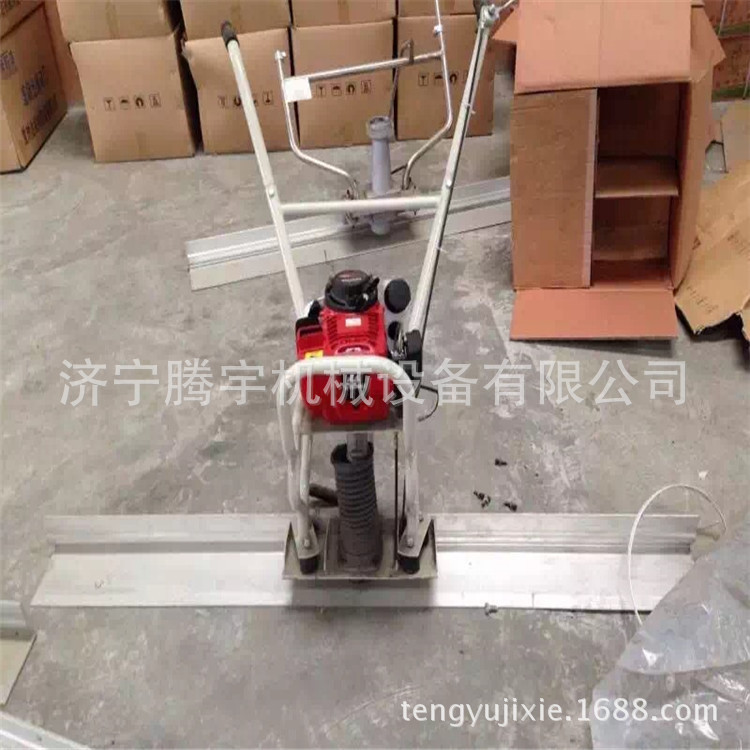 供应手扶4米汽油振动尺厂 混凝土路面用的刮平尺  电动震动尺报价