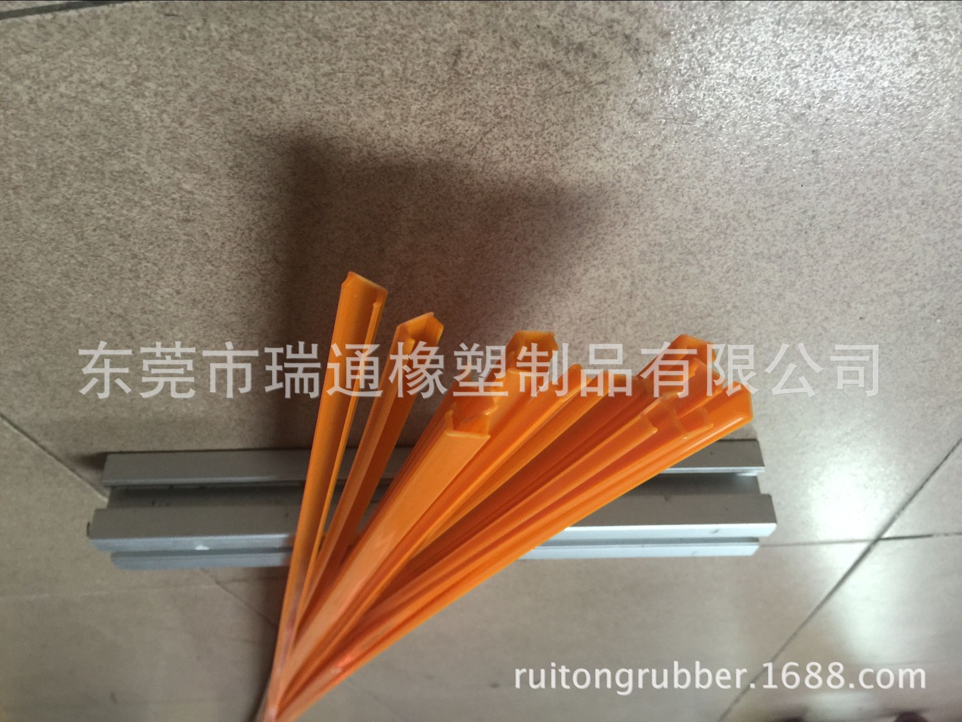 厂家生产供应铝型材塑胶平封条 U型条硬质槽边条  软质槽封边