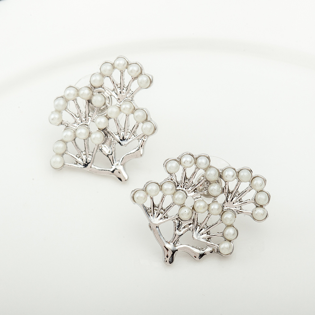 New Style Pine Earrings Twig Earrings Gold-plated Silver Inlaid Small Pearl Earrings Leaf Earrings display picture 2