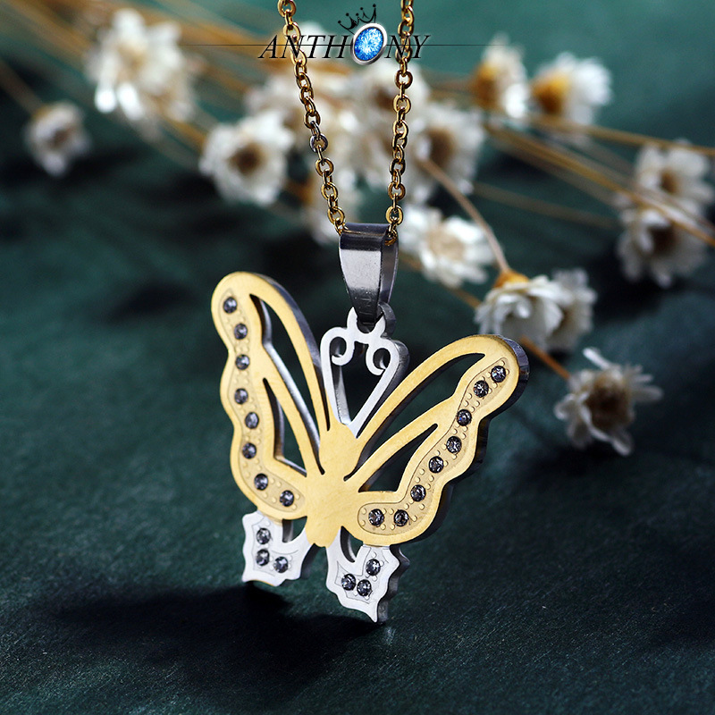 Mode Titan Stahl Intarsien Strass Hohl Schmetterling Anhänger Halskette Ohrring Set display picture 1