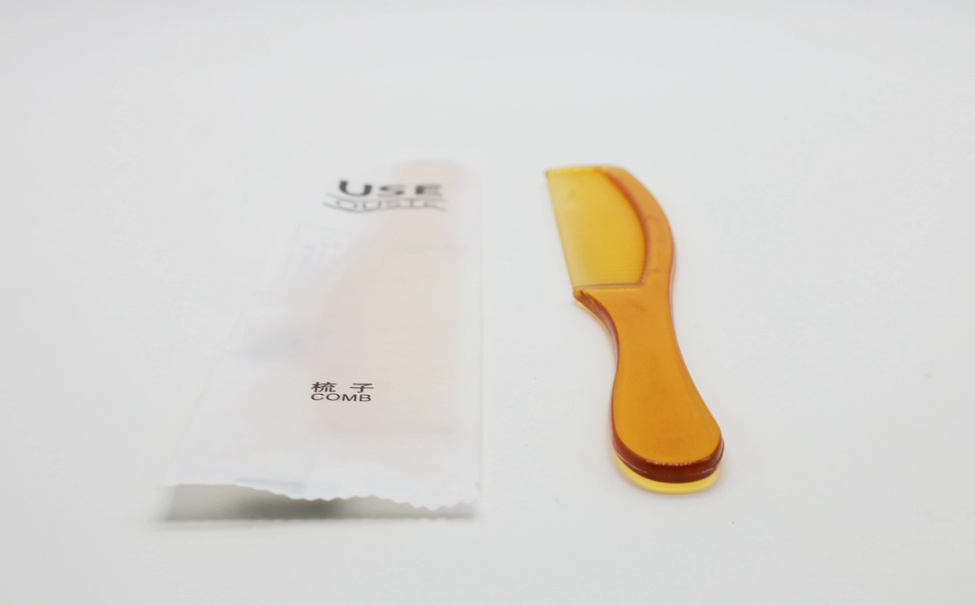 Disposable transparent amber white brush for hotel, plastic set