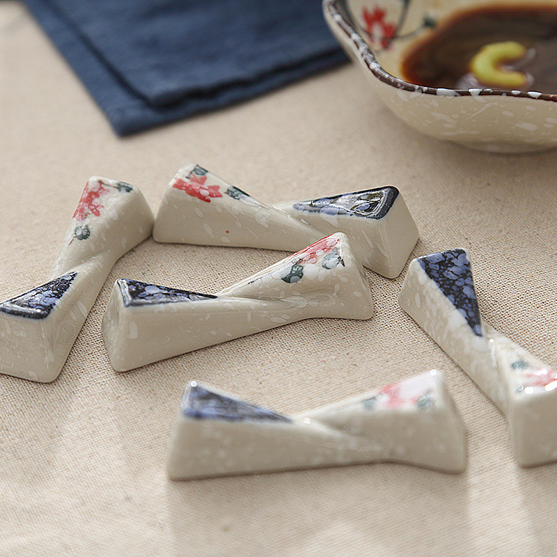厂家批发日式陶瓷创意筷子架餐具架可爱筷子勺子托小摆件酒店家用