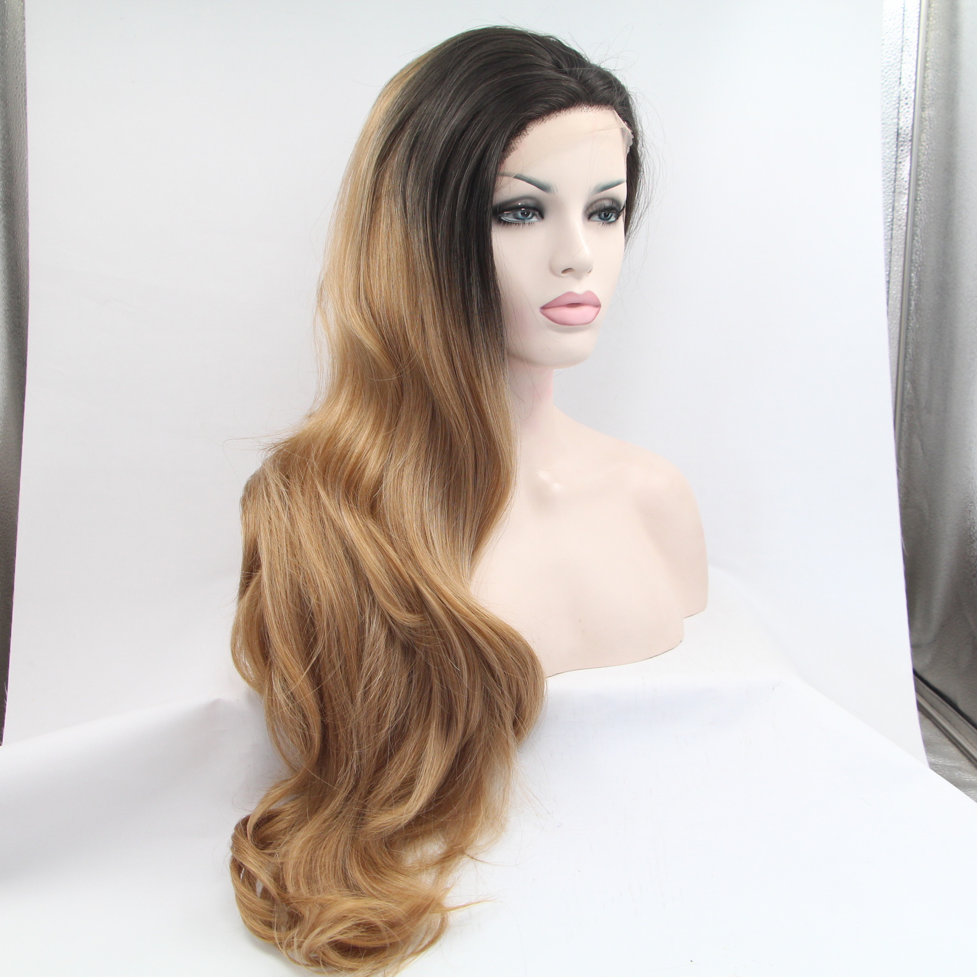 NEWLOOK W1052 Cabello largo de moda de color degradado Peluca microenrollada Peluca de encaje Peluca de entrenamiento