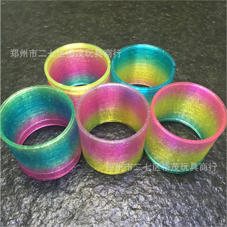 爆款彩虹圈6*5.5CM彩虹圈弹簧圈儿童益智弹簧圈 塑料弹簧彩虹圈