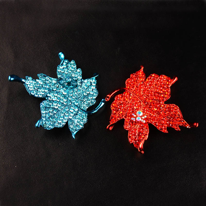 Retro Diamond-studded Maple Leaf Brooch Wholesale display picture 8