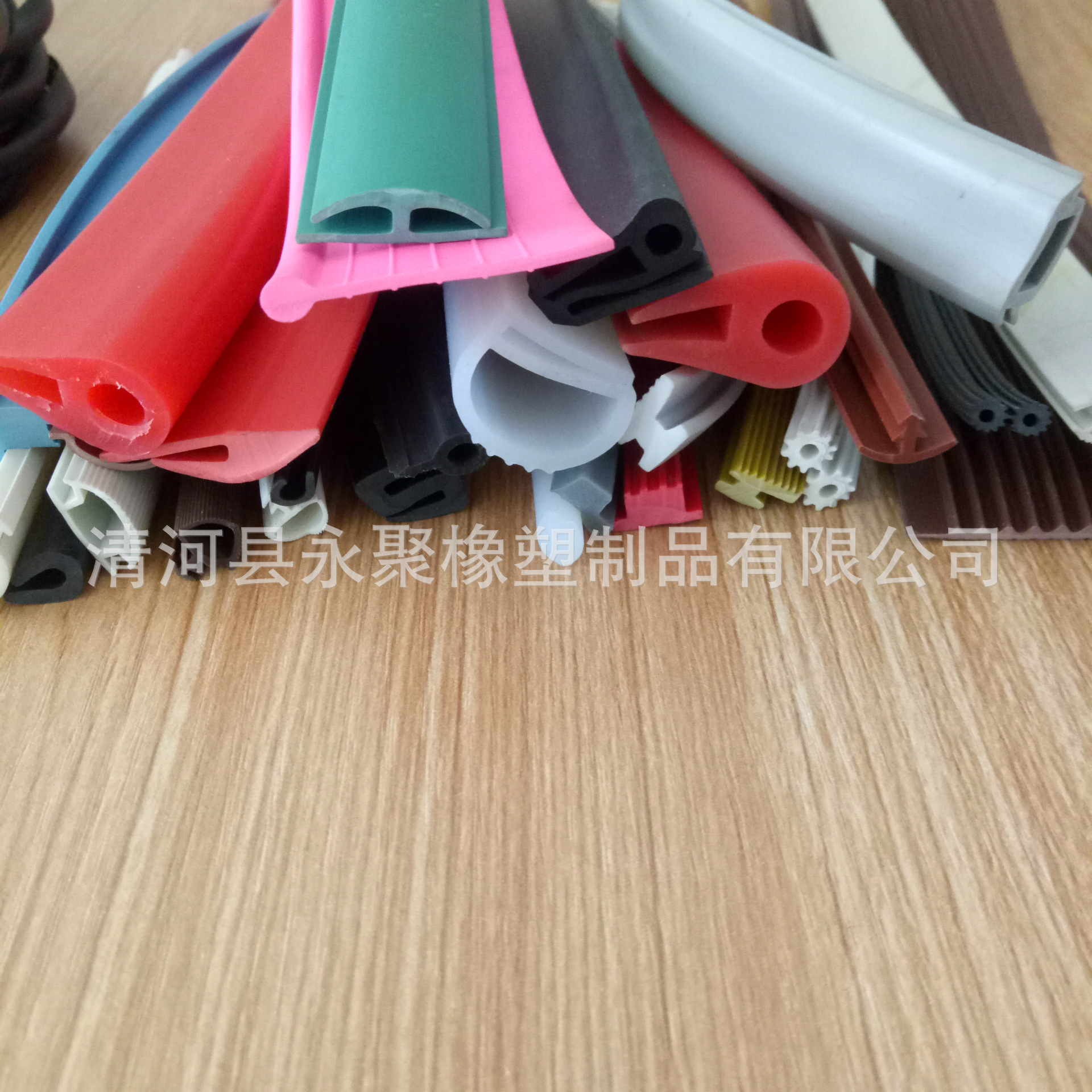 供应各种型号彩色PVC橡塑E型，P型 D型空心管，实心圆掍来样定做