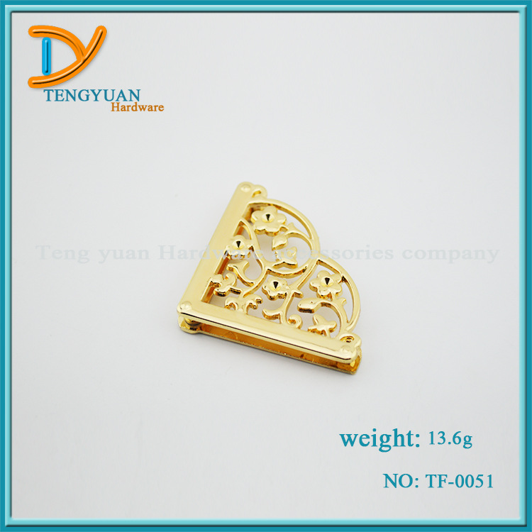 厂家直销 箱包配件锌合金压铸手袋五金小配件 精美花包角 护角