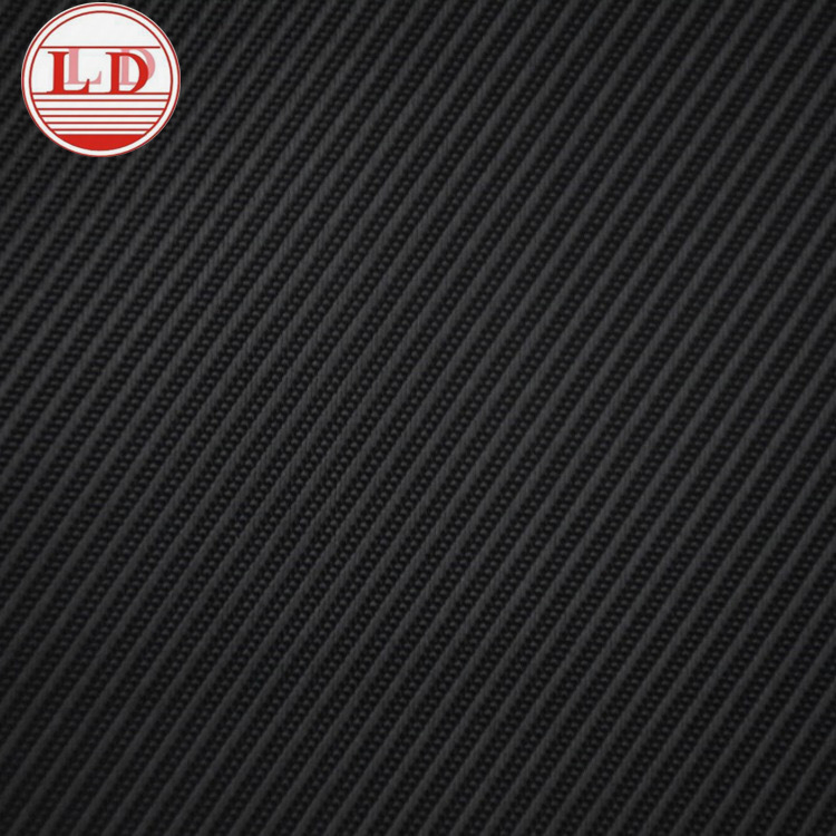 制作在正式的社交场合所穿著的服装,宜选纯棉、纯毛、纯丝、纯麻制品。