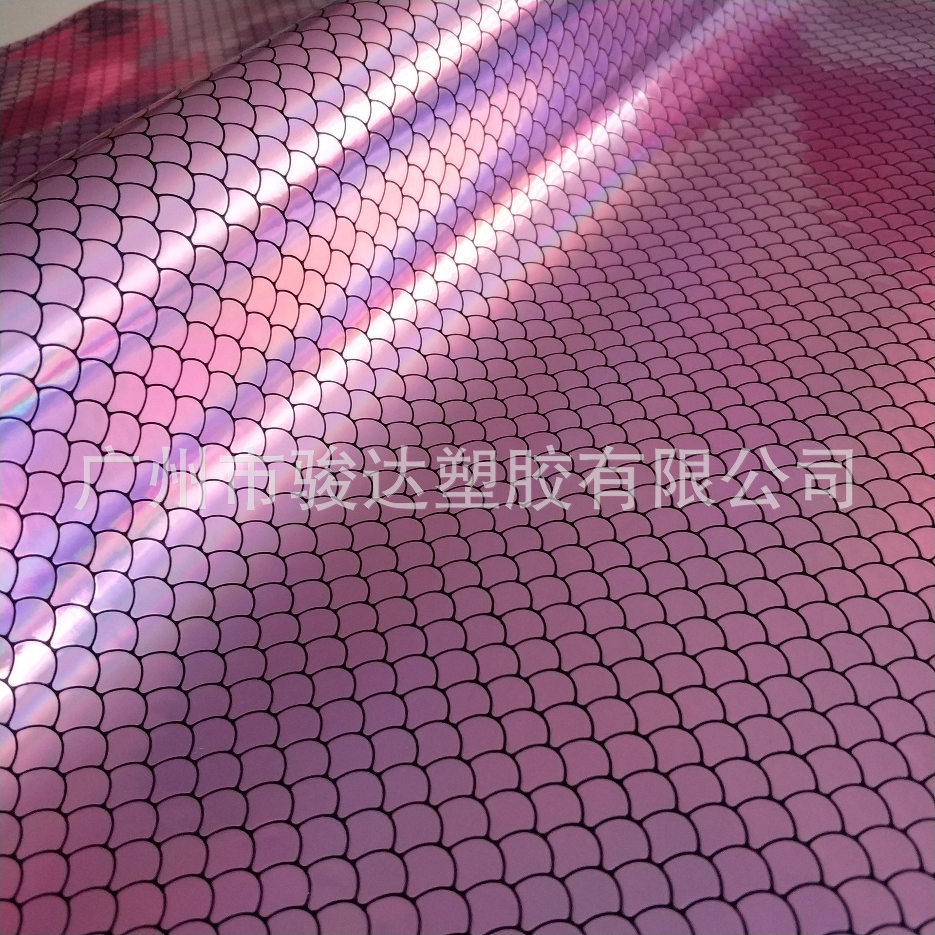 新款彩虹镭射反光pu革压纹皮革七彩反光扇贝纹鱼鳞纹厂家直销-阿里巴巴