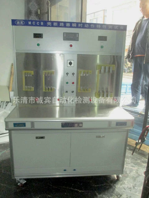 Производитель контрольного стола поставляет пластиковый автоматический выключатель