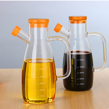 High borosilized glass oil pot Kitchen home with hand with soy sauce…