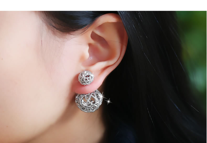 Korean Retro Hollow Ball Double-sided Earrings Popular Exaggerated Fashion Earrings Wholesale Nihaojewelry display picture 11