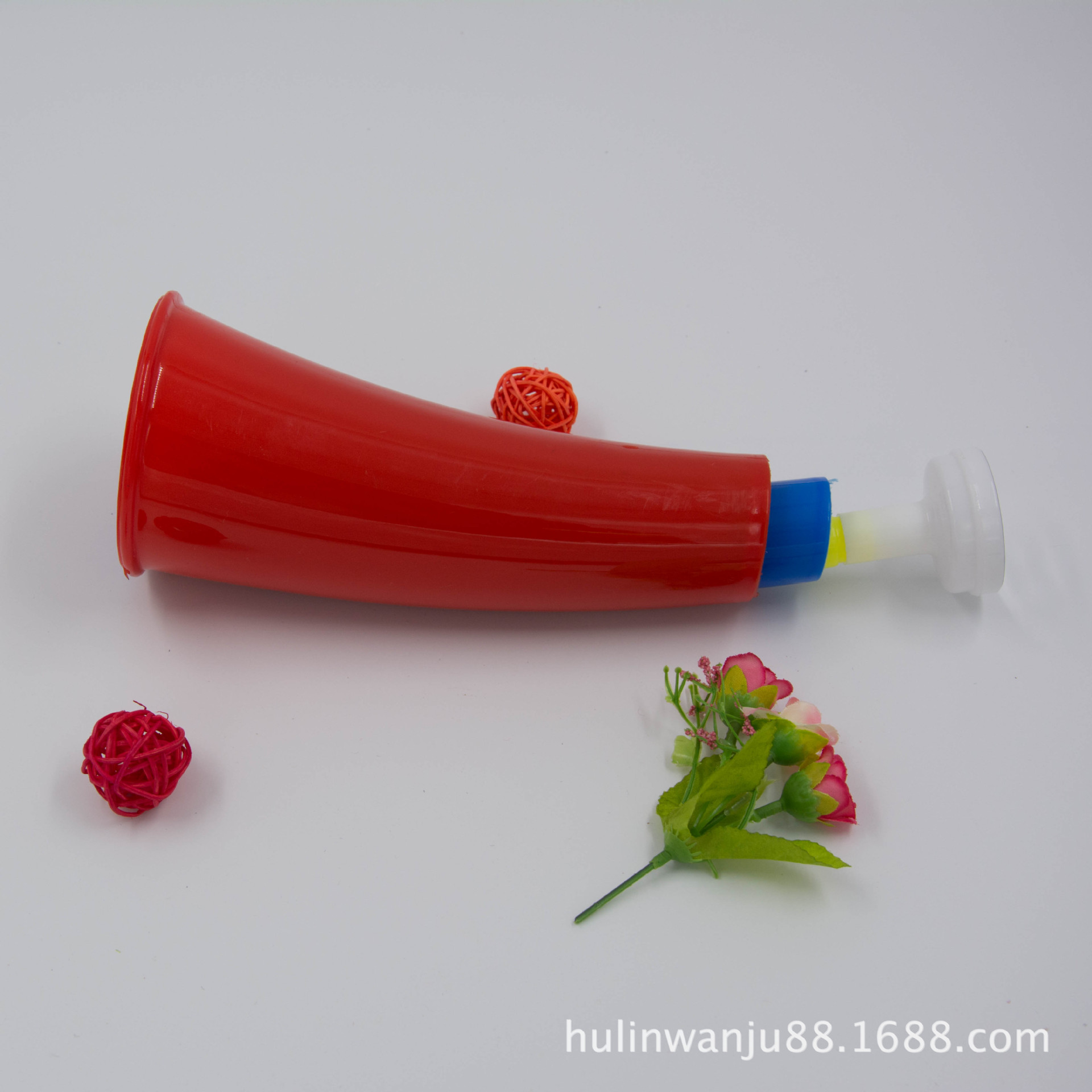 Copa del Mundo tres cuernos de plástico retráctil gran ventilador apoyar juguetes para niños fabricantes al por mayor