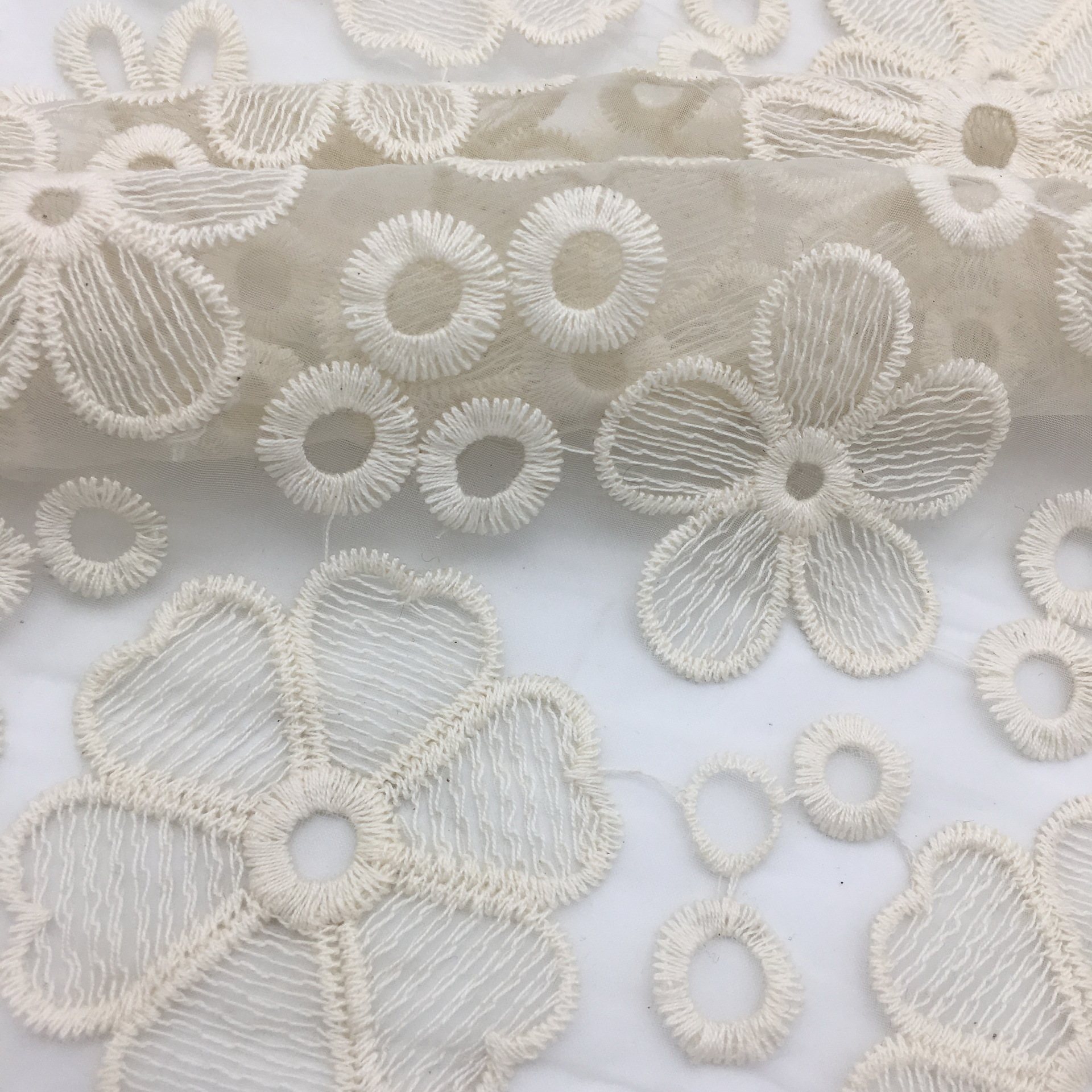 蕾丝面料 欧根纱网布刺绣棉线锦纶丝 女装绣花布料花边 厂家供应