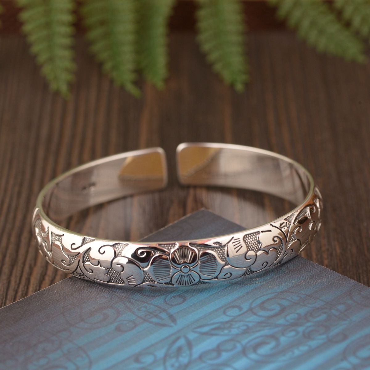 伟德国际邮储银行获得外观设计专利授权：“手镯（邮储金双福献瑞金镯）”