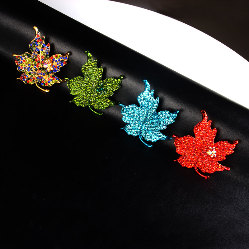 Retro Diamond-studded Maple Leaf Brooch Wholesale display picture 3
