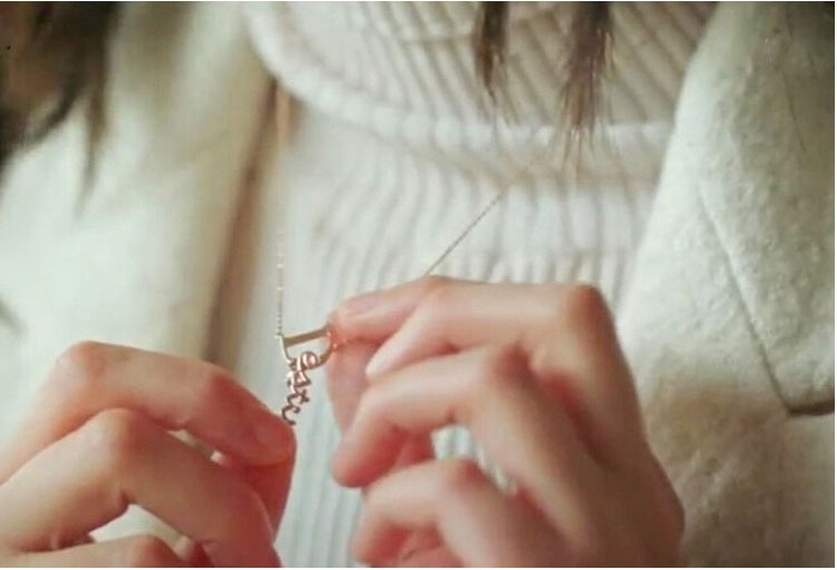 D-shaped kitten chain 9