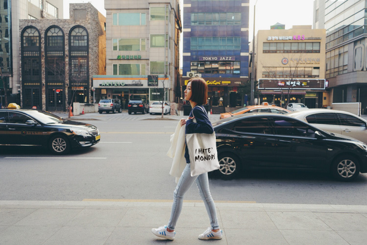 Bolsa de lona fresca bolsa de compras artística carta de mujer simple estudiante japonés bolsa de hombro Lona de mujer