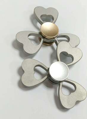 Explosive money Clover top Stainless steel Fingertip top new pattern handspinn Explosive money triangle Fingertip top
