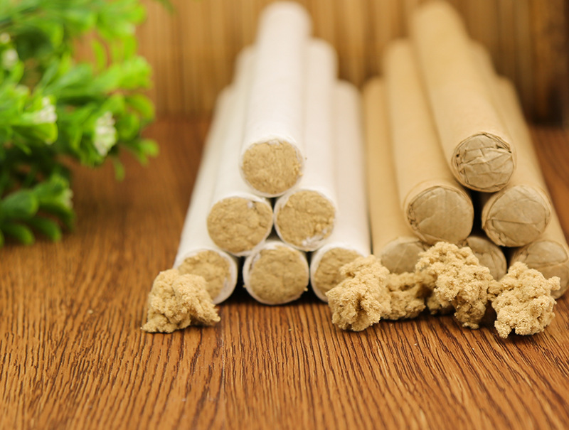 35:1 Golden Moxa Stick Ai Tiao 5-Year Aged Mugwort Moxibustion Roll 1.8x20cm 16g White Cotton Paper in use