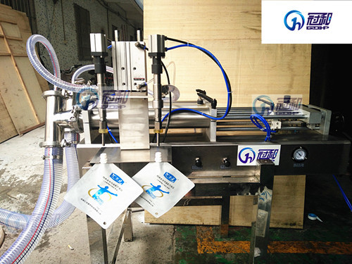 半自动软包灌装机 果汁饮料常压酱类灌装机可定制 液体灌装机