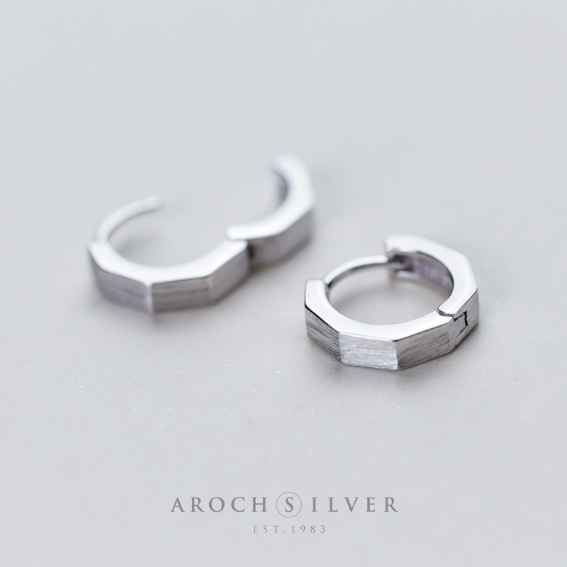 S925 Pendientes de plata Mujer Simple Personalidad Coreano Anillo Corte Orejas Temperamento Hebilla Pendientes de pareja cepillado E5622