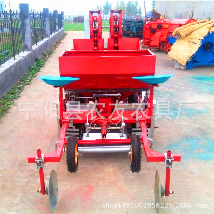 四轮车带土豆精播机  土豆播种机可起垄覆膜喷药施肥播种