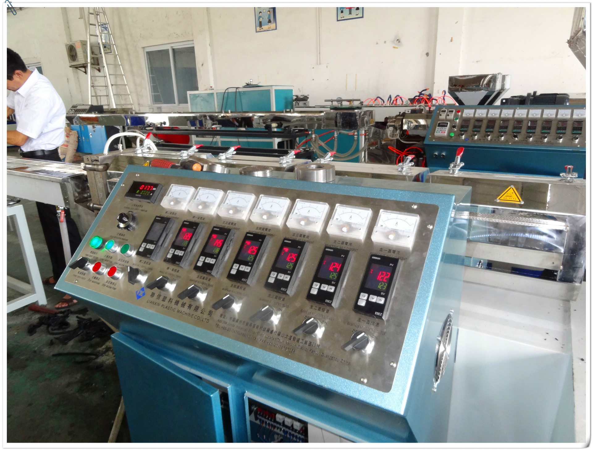 PA尼龙包覆卷尺挤出机_赣州塑料包覆机生产厂家_江西塑料挤出机厂