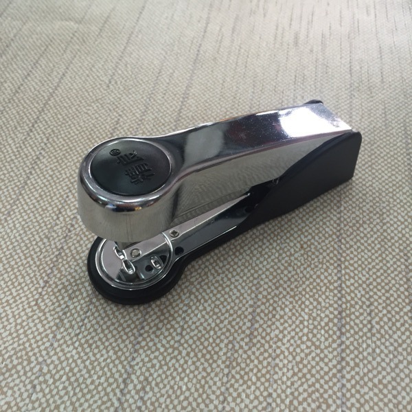 25 장의 종이를 주문하는 중형 금속 스테이플러 데스크탑 스테이플러 데스크탑 바인딩 문구