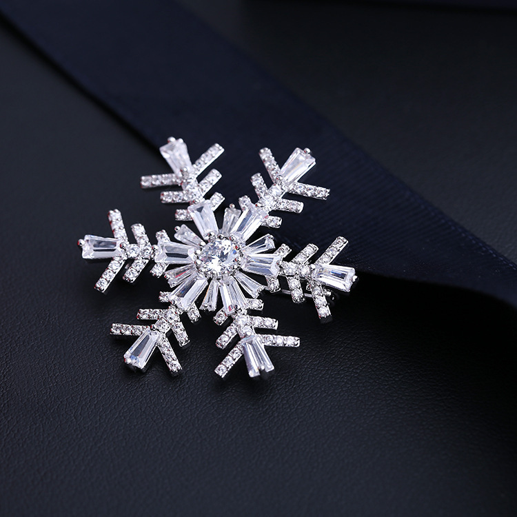 Upscale Korean Version Of Zircon Snowflake Brooch Men&#39;s Suit Star Fashion Brooch display picture 4