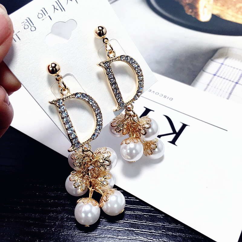 Corée Point Diamant Longue Chaîne De Perles Gland Magnifiques Boucles D'oreilles En Gros Nihaojewelry display picture 2