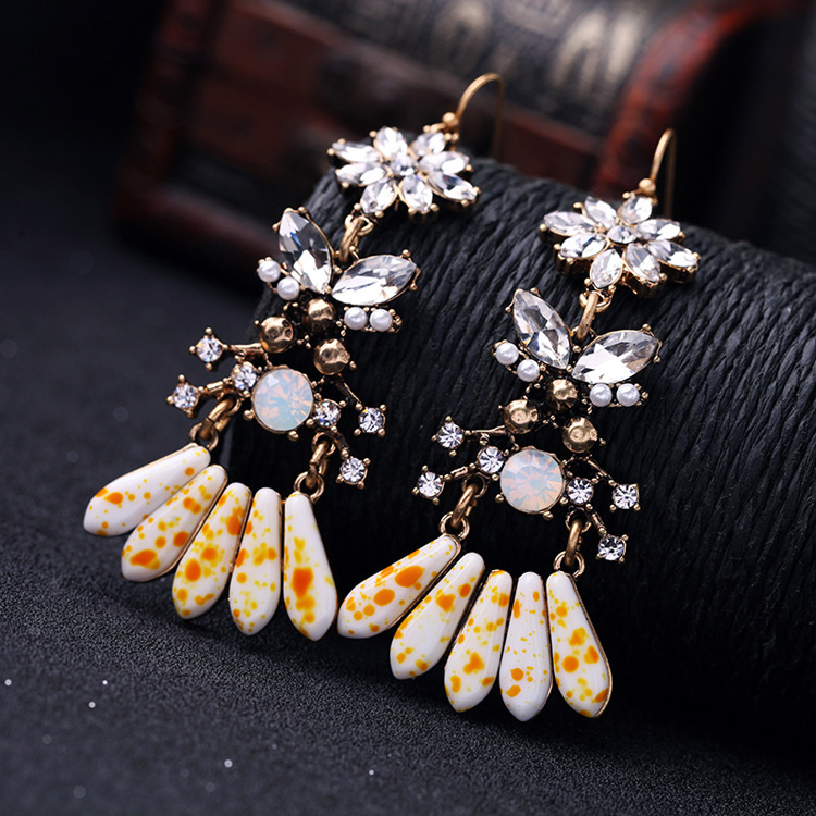 Qingdao Schmuck Großhandel Europäische Und Amerikanische Retro-accessoires Fabrik Direkt Vertrieb Damen Lange Hohle Diamant Ohrringe Ohrringe display picture 6