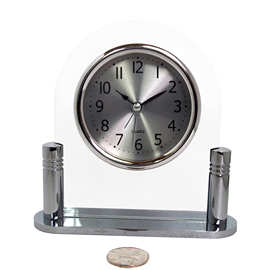 供应创意圆角底广告促销金属台钟拉丝钟面欧式拱门形玻璃座钟