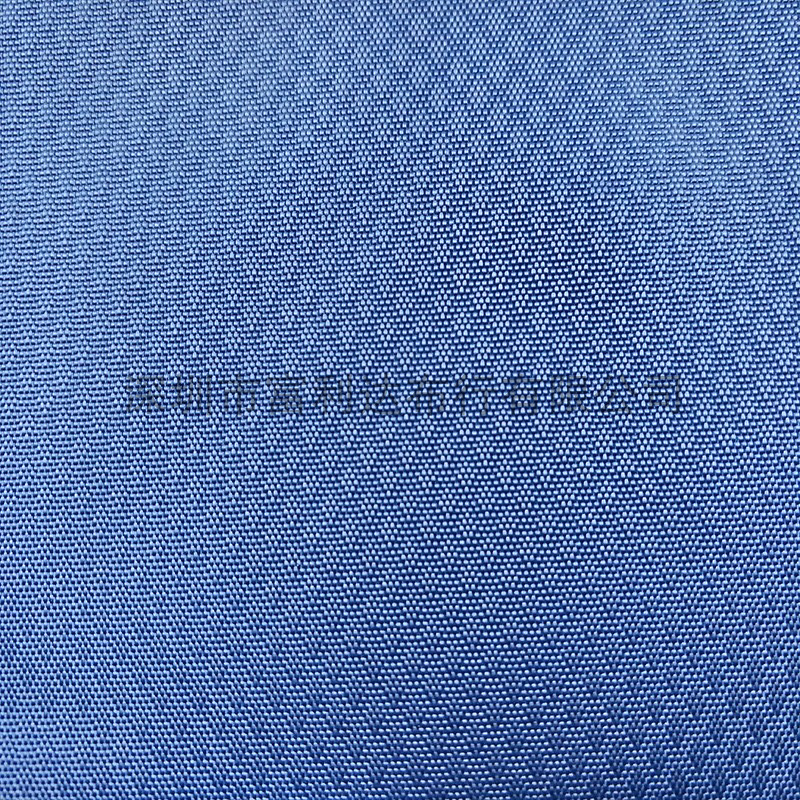 该面料经纬丝都采用涤纶DTY300D丝,选用粗点变化透空组织在喷水龙头织机上交织而成。织物经松弛精练、预定型、碱减量、柔软定型后,面料反面再经橡塑涤层。用此面料制作的箱包以其时尚的外观、细腻的质地、良好的防水性,受到众多爱美的新潮女士追捧,成为当前女包市场上的新宠。其面料门幅150cm