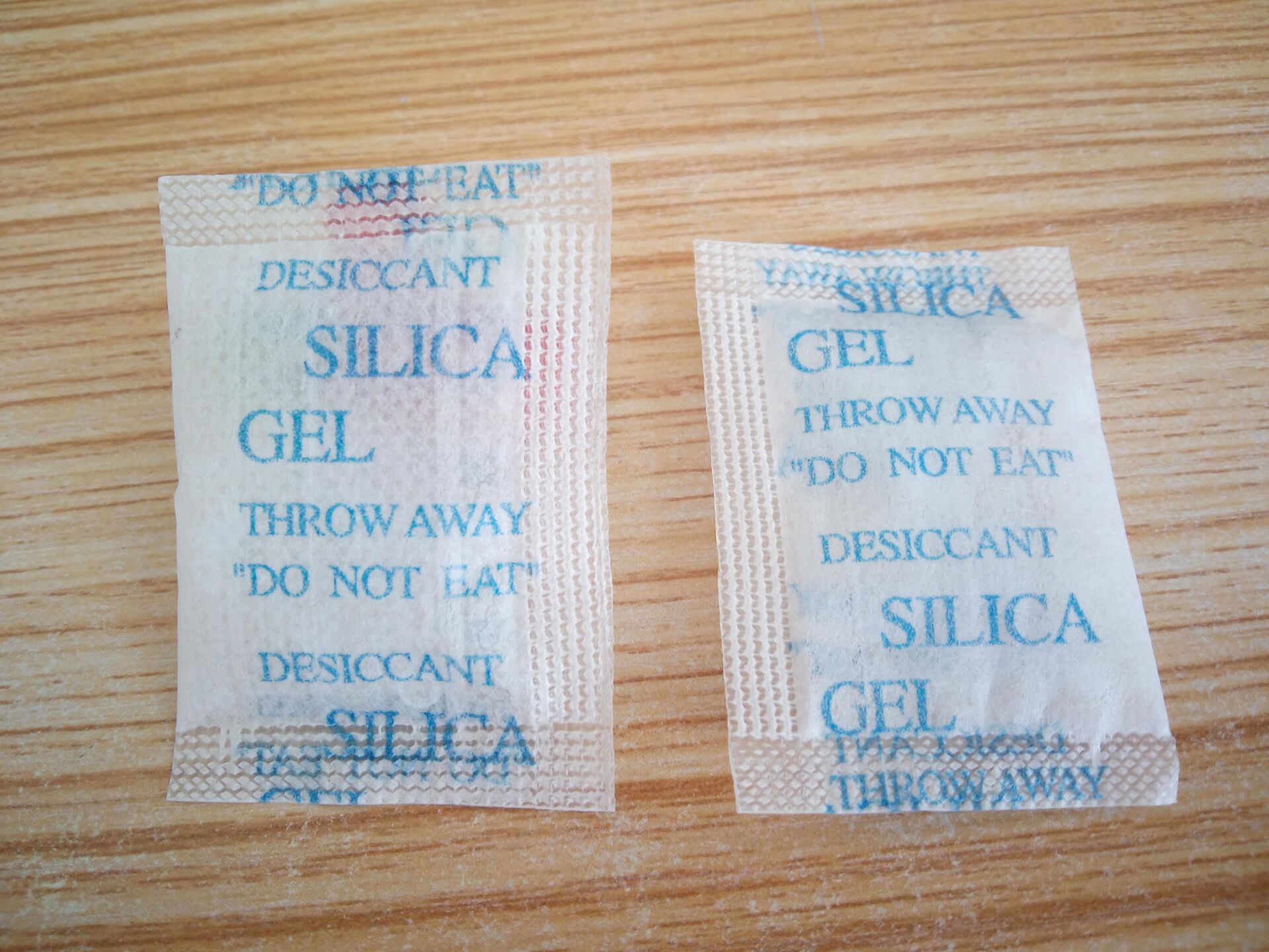2克干燥剂2000小包/袋 皮革小包环保箱包防潮珠压光布包装蓝字