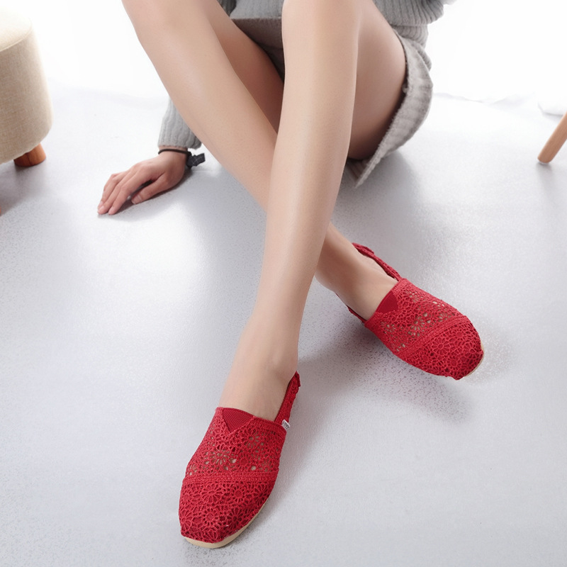 Zapatos de una sola capa de tela hueca de encaje europeo y americano zapatos de tacón plano transpirables de mujer color sólido cómodo casual color caramelo zapatos de primavera y verano envío gratuito