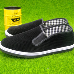 Factory-direct corduroy shoes: Traditional layered-soled, lampshade-style corduroy shoes with tire-inspired rubber soles—classic black cloth shoes now available online as authentic Old Beijing footwear.